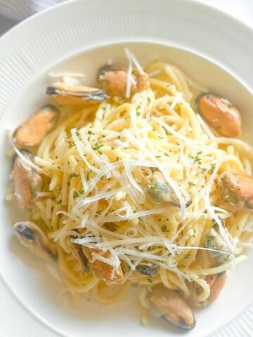 Spaghetti With Mussels in Lemony Garlic Sauce Recipe