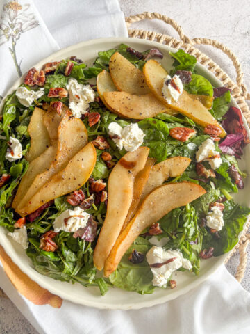 Easy caramelised pear salad with golden pears, pecans and creamy mascarpone on green leaves
